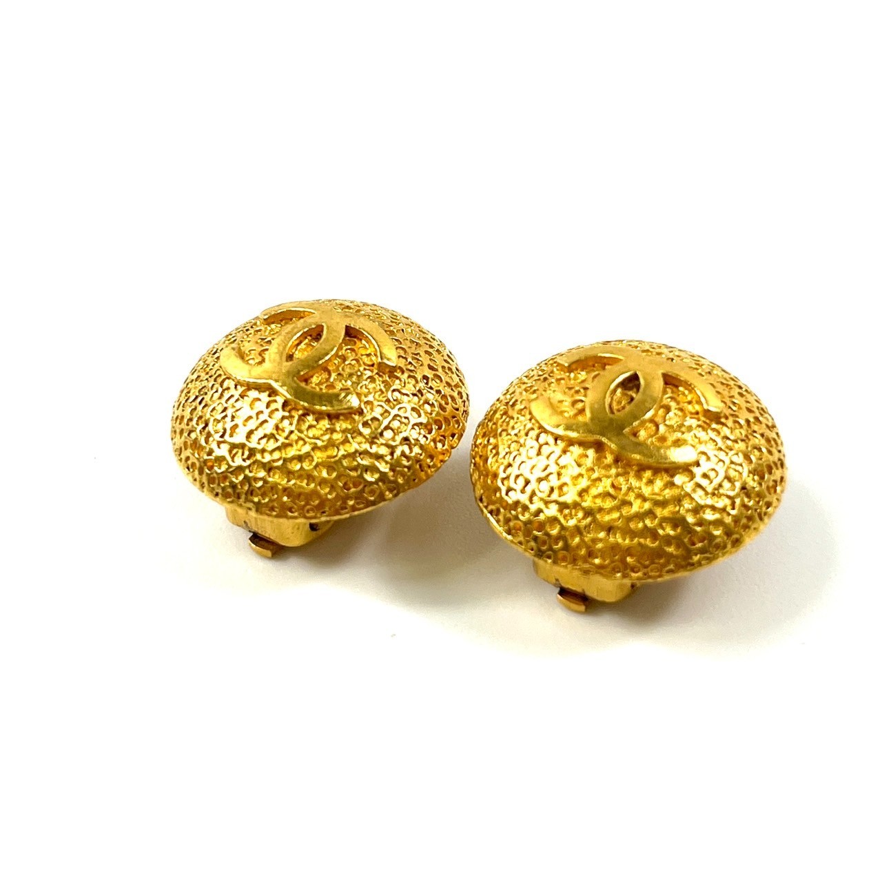 CHANEL 96P CC COCO logo Earrings Round Gold Vintage Authentic accessory JAPAN