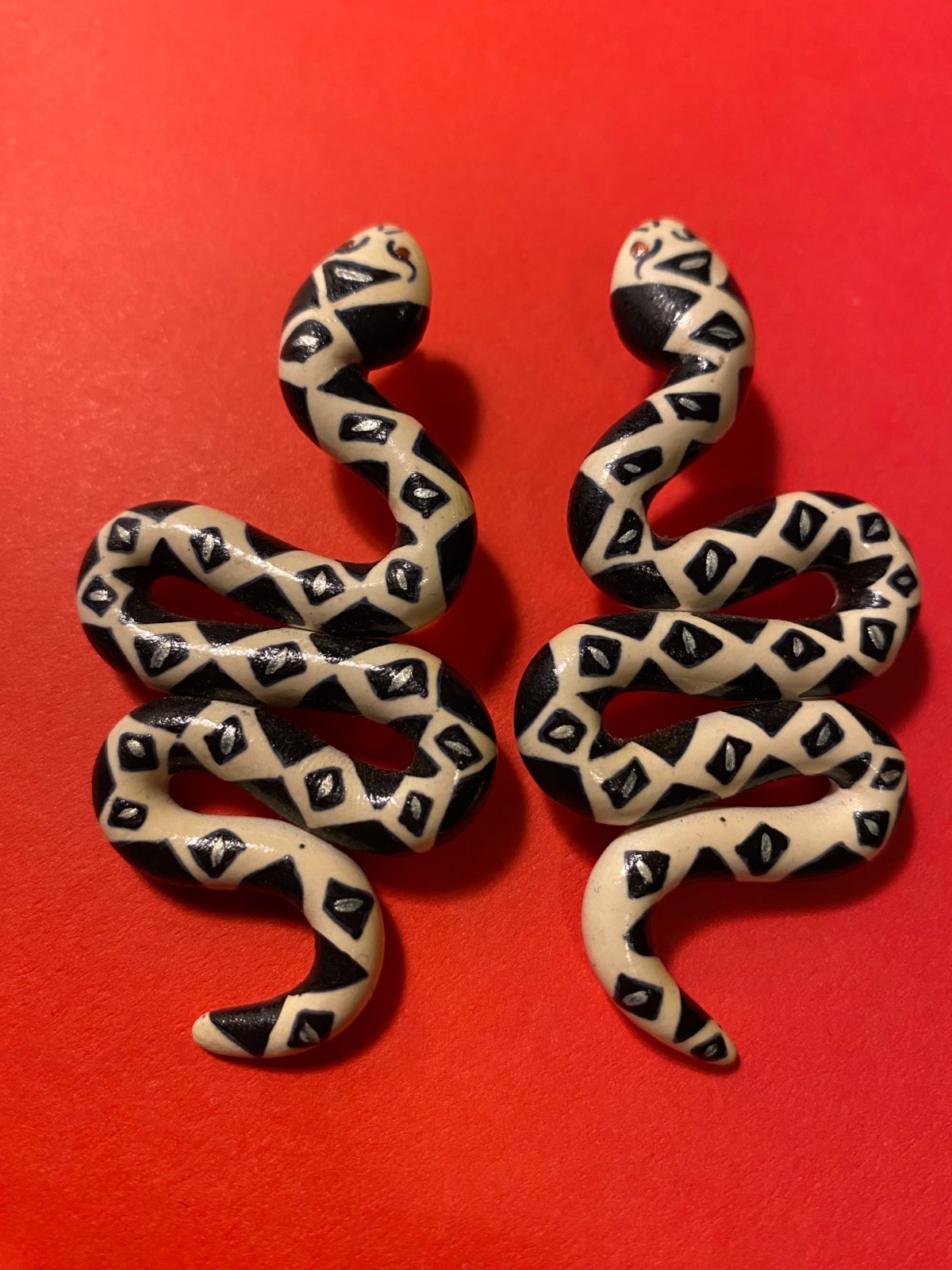 Dramatic large Amato graphic black-and-white King snake stud earrings