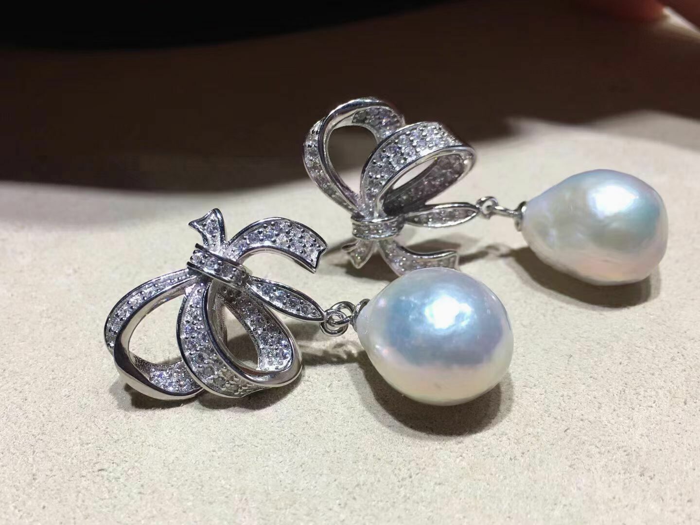 Gorgeous 11-12mm South Sea White Baroque Pearl Dangle Earring 925s