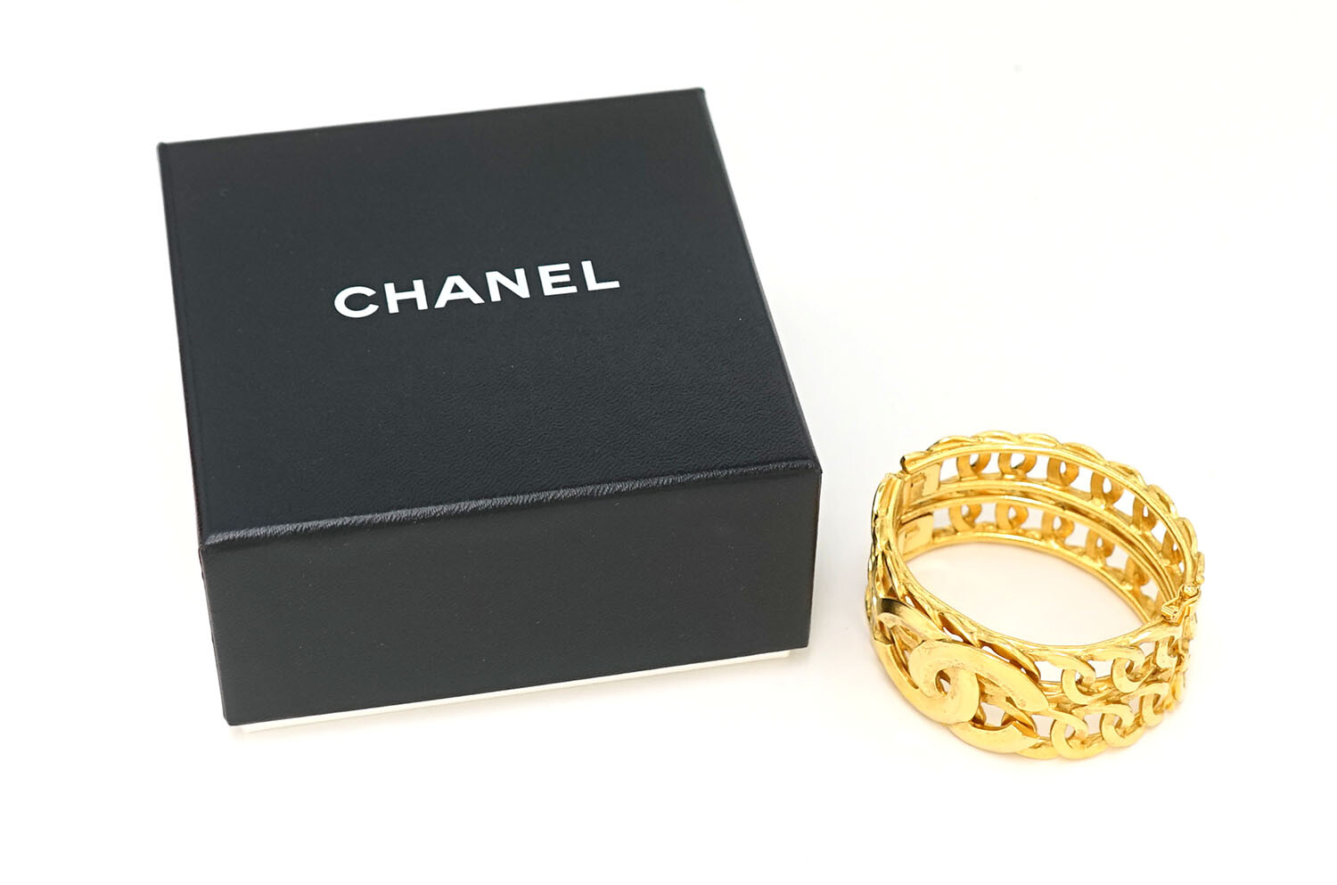 CHANEL CC Logo Cuff Bangle Bracelet 7″ Gold Tone 96P Auth w/Box #785-237