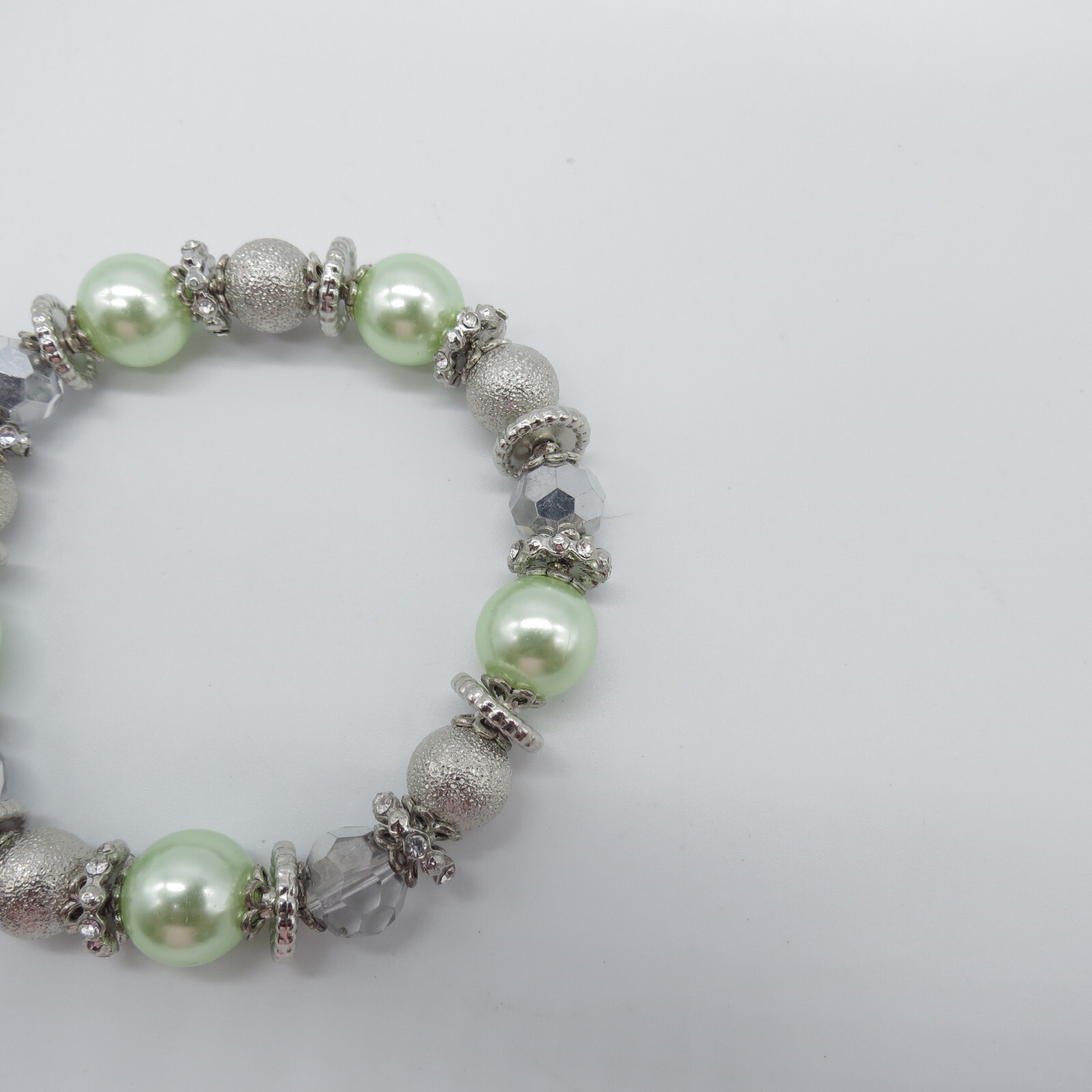 Green Pearlized Beads Stretch Bracelet Silver Tone Boho Everyday Wear 6.75″