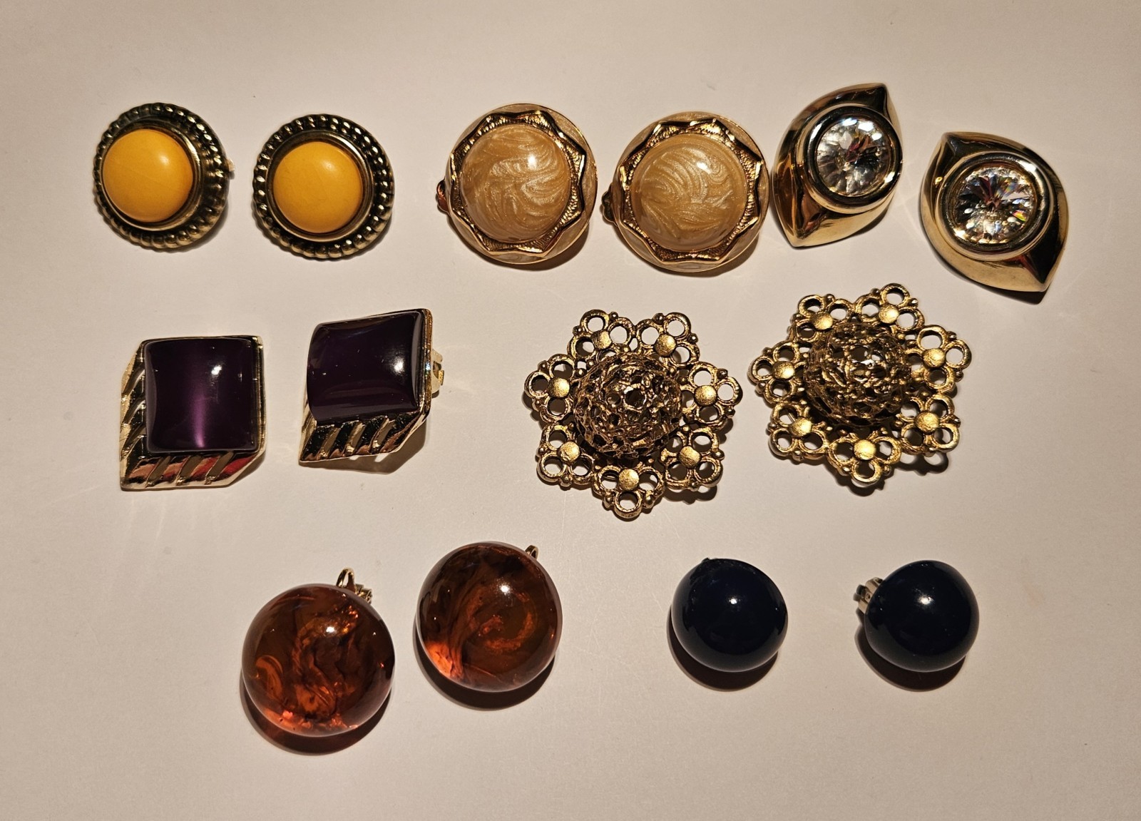 BEAUTIFUL VINTAGE (7) PAIRS OF MULTI COLOR & GOLD-TONE CLIP-ON EARRINGS