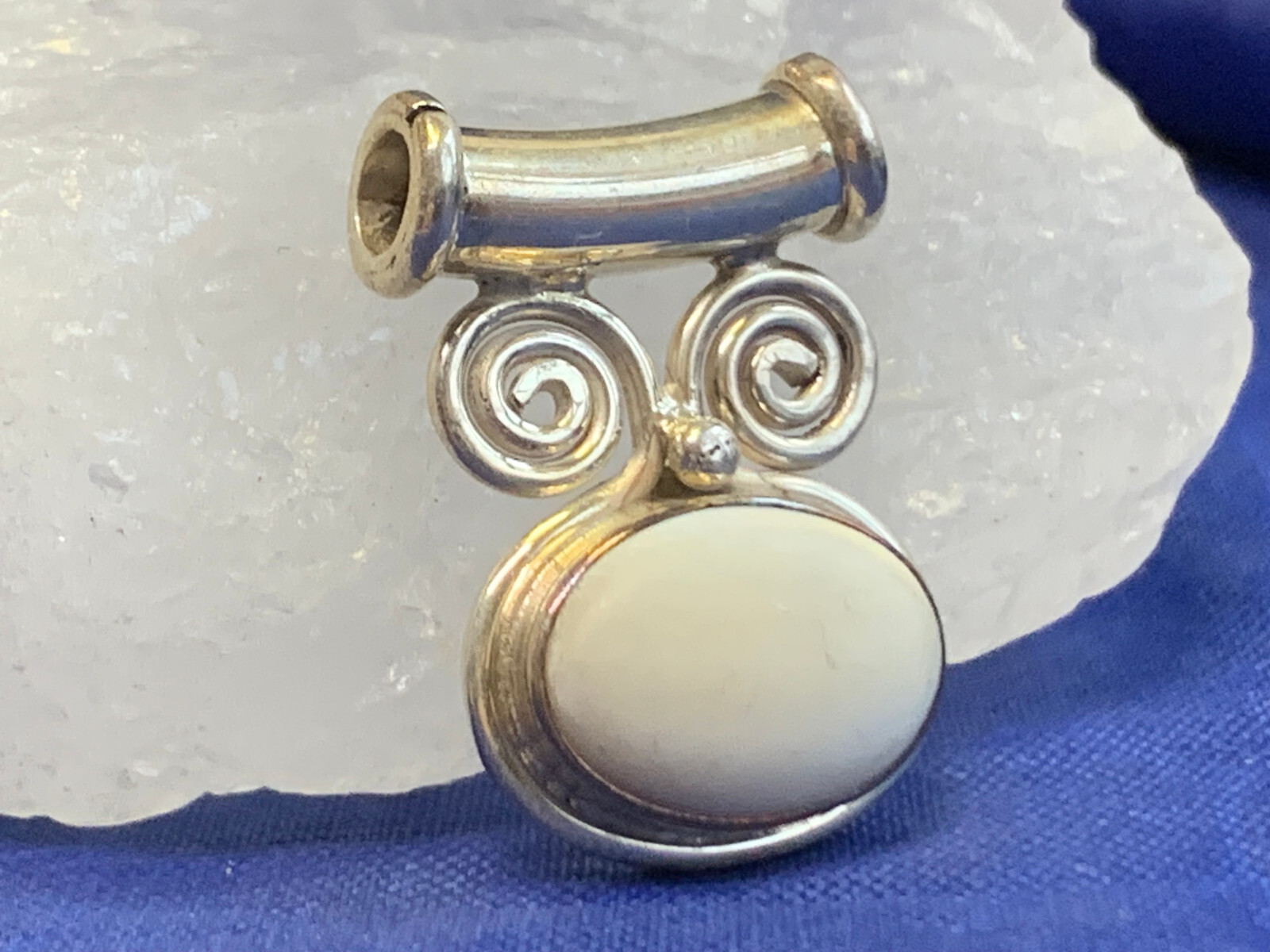 Sterling Silver Pendant 5.26g Fine Jewelry White Oval Stone Somerset Mexico