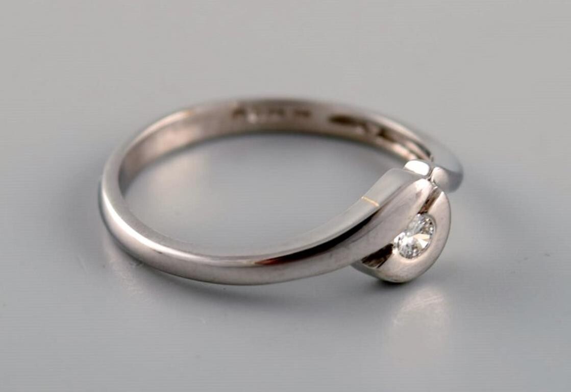 Ring in 9 carat white gold adorned with cubic zirconia. 21st Century.