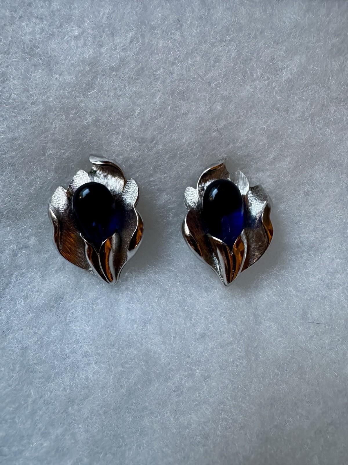 Vintage Crown Trifari Blue Glass Cabochon Leaf Clip On Earrings Silver Tone