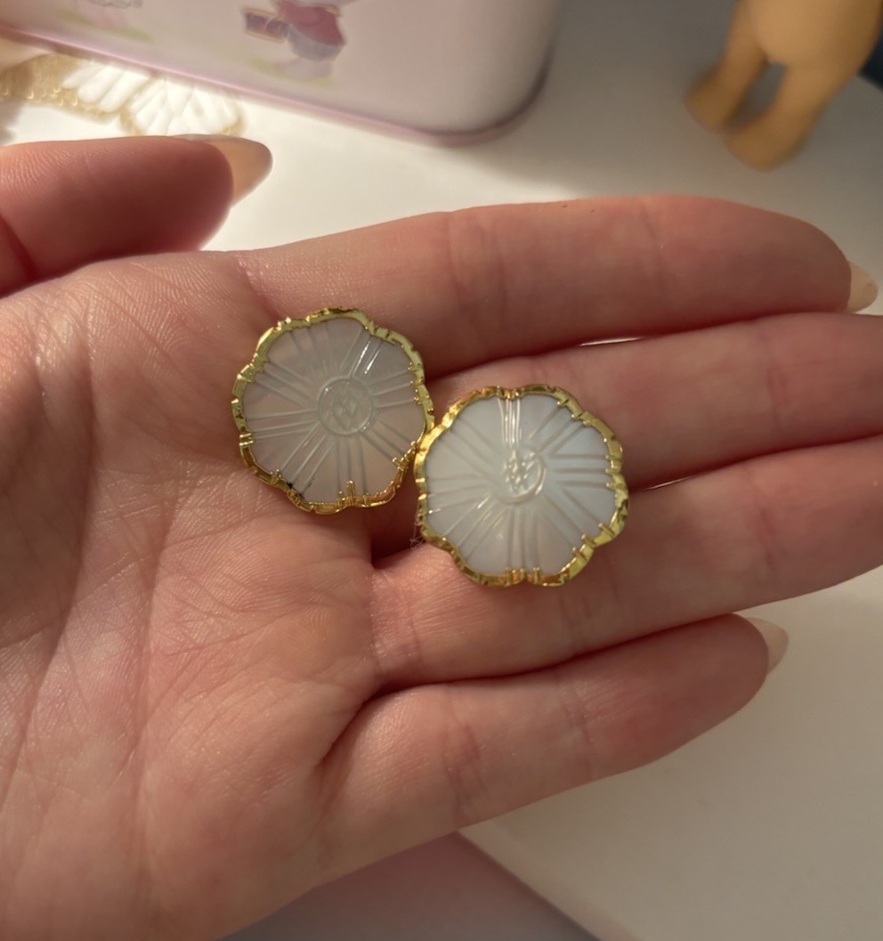 Vintage Gold Tone White Mother Of Pearl Enamel Flower Stud Earrings