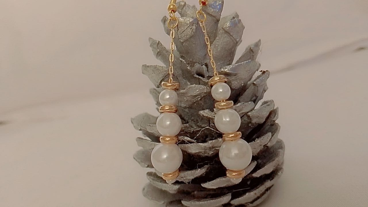 A distinctive and beautiful earring for elegant women who love beauty. It is cha