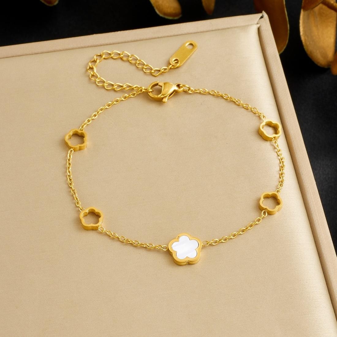 White Shell Inlay Hollow Flower Bracelet 316L Stainless Steel Non Fading Gift