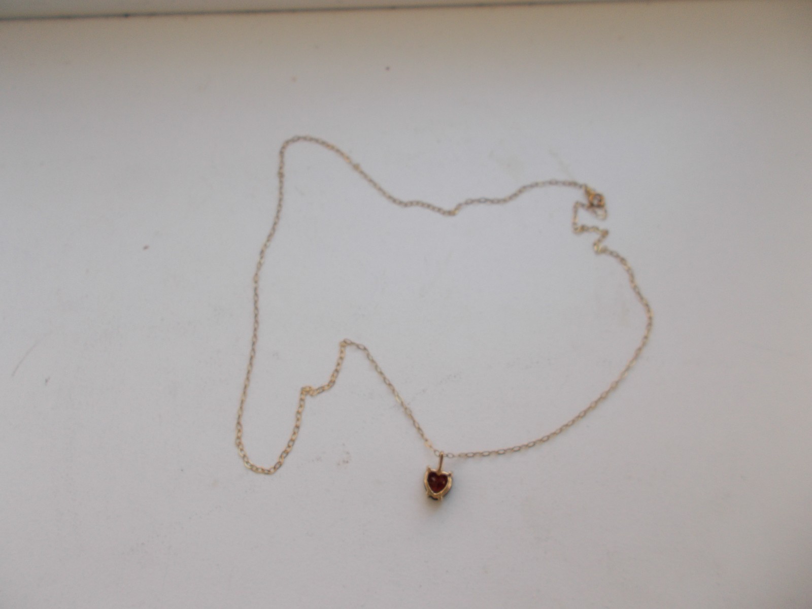 9K GOLD NECKLACE WITH 40CM CHAIN & SMALL RED STONE HEART SHAPE PENDANT WT 0.9G