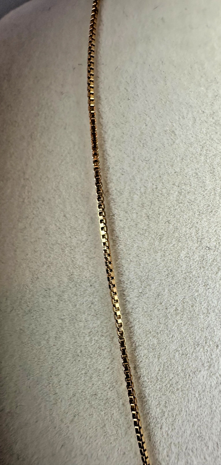 925 sterling silver pendant and chain. 4.32g. L-18 in. Gold color.