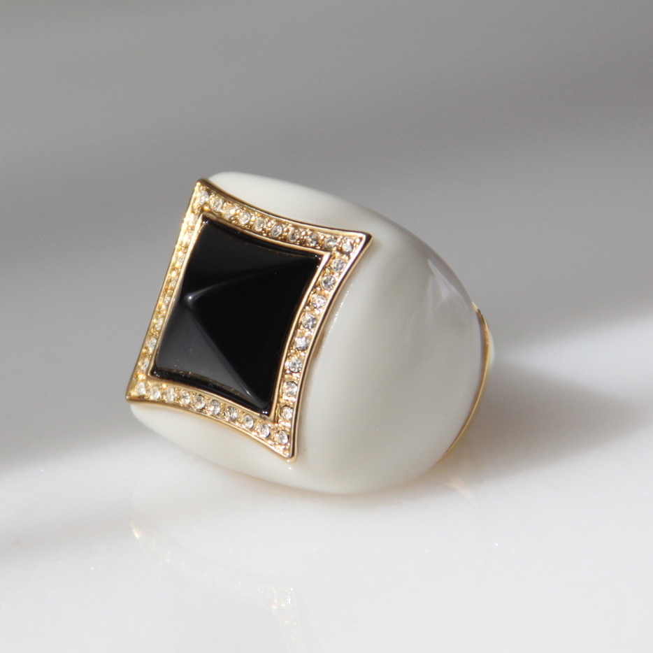 White Black 18K Yellow Gold Plated Crystal Resin Fashion Cocktail Ring