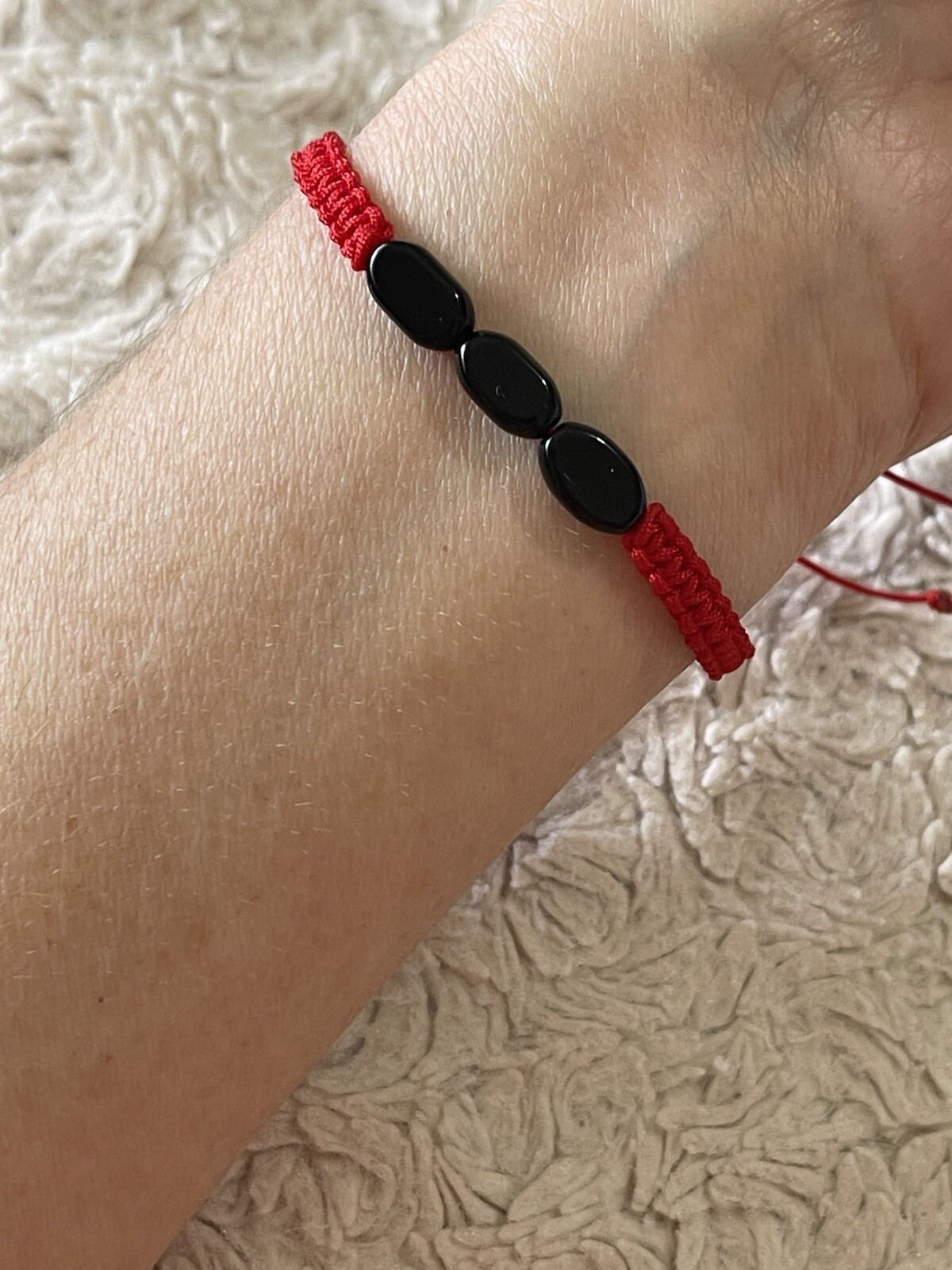 Pulsera Roja Triple Onyx Negras para la proteccion general de la vida