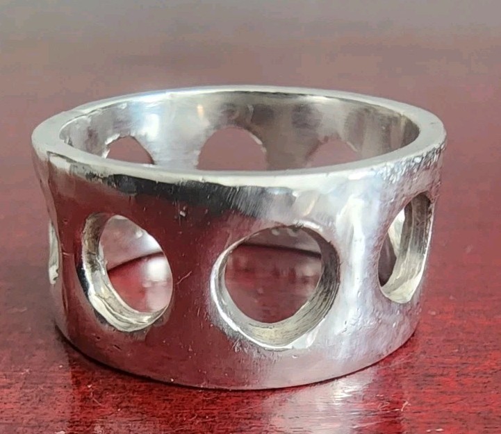 VINTAGE TV-50 925 STERLING SILVER BAND RING W/HOLES. SIZE 8.5. MADE IN MEXICO