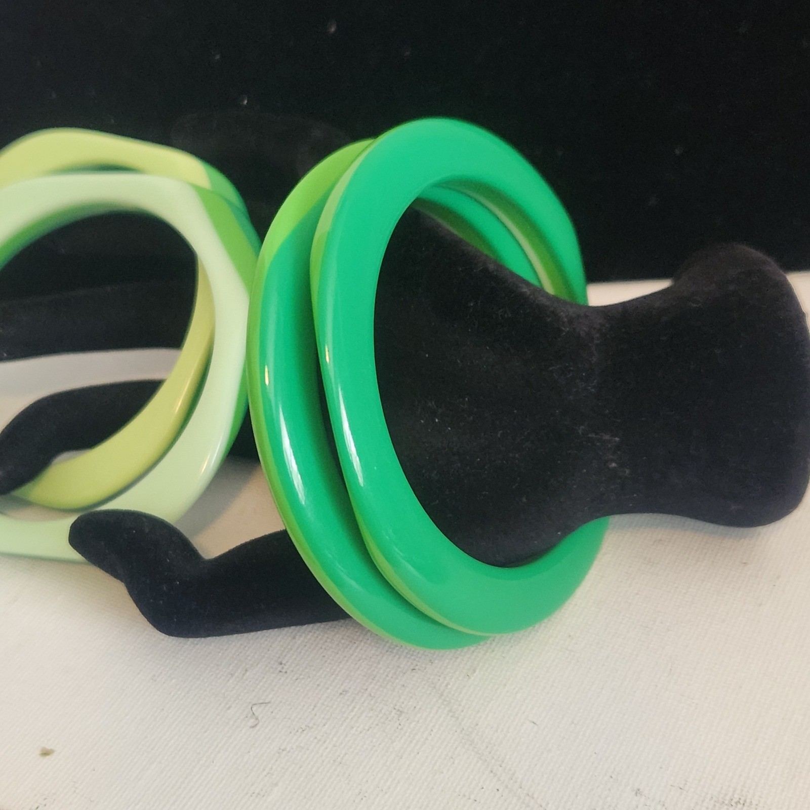 Green Resin acrylic Bangle Bracelet Set 4pc Round Wavy Scalloped Stackable Retro