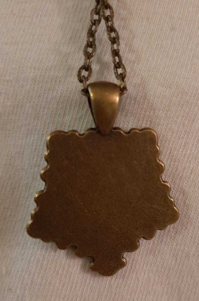Handsome Starburst Rimmed US Crest American Eagle in Flight Brasstone Necklace