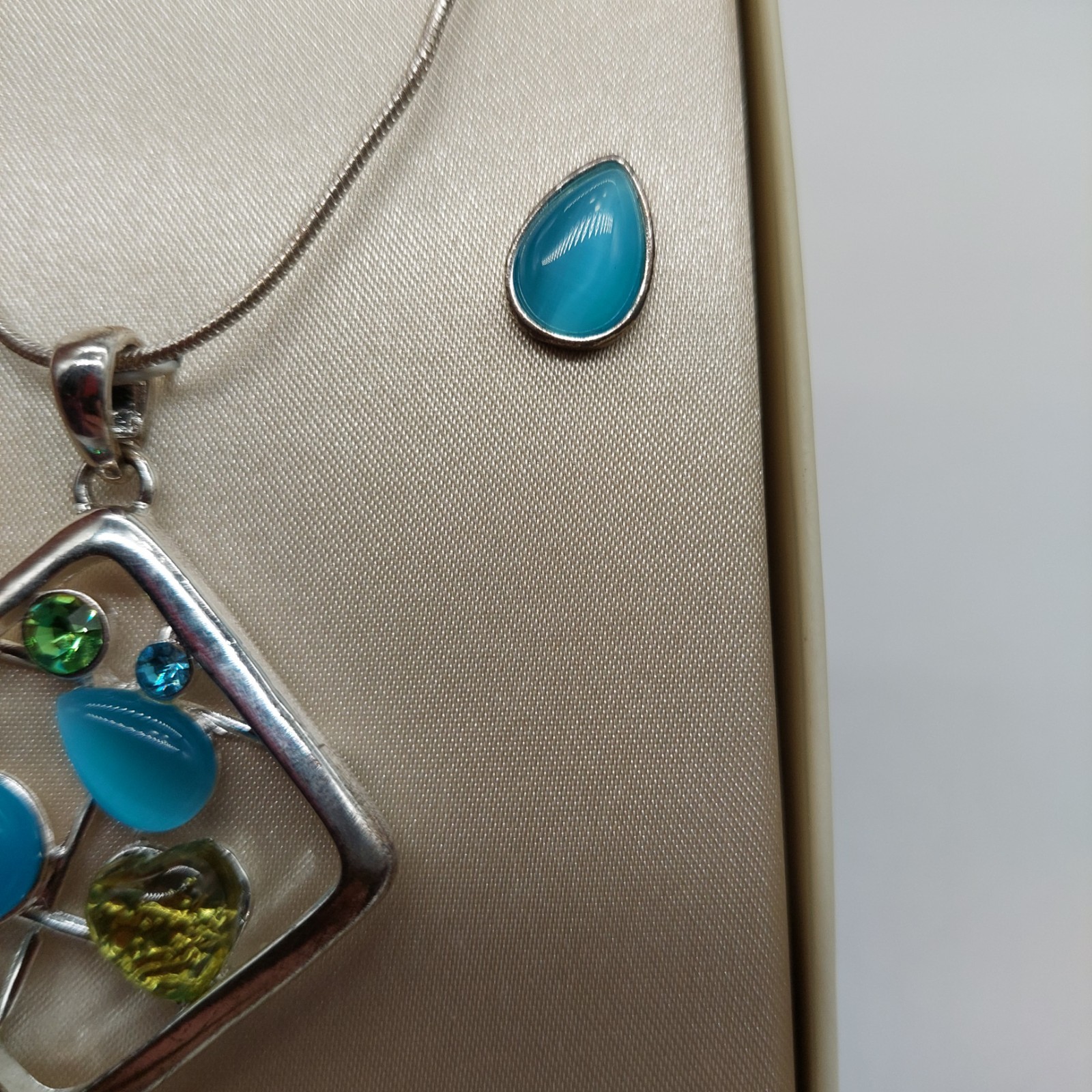 Kim Roger’s Blue Yellow Acrylic Stones Silver Tone Necklace And Earrings Set
