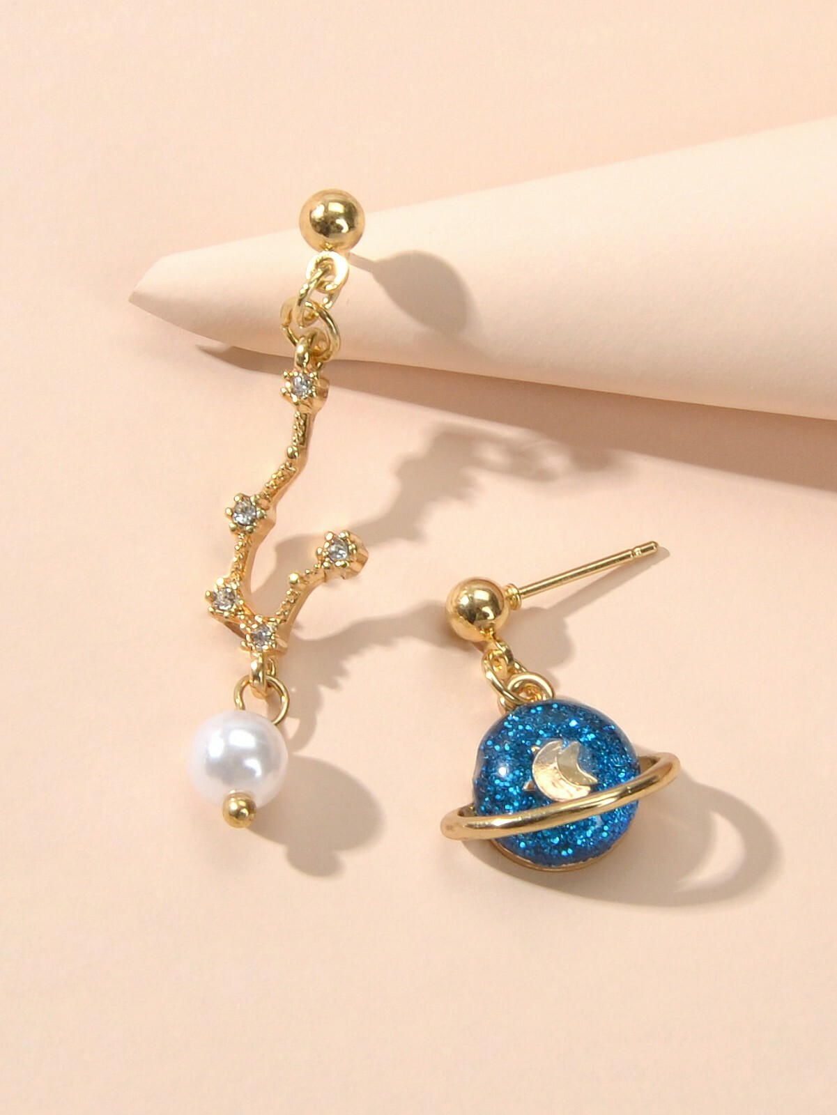 Good Quality Asymmetric Gold Metal Star Moon Pearl Charm Planet Dangle Earrings