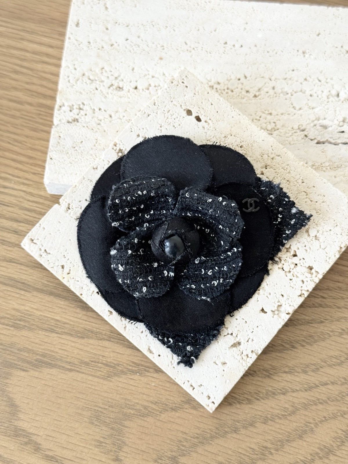 CHANEL Camélia Brooch crafted from black tweed/canvas – Black / White