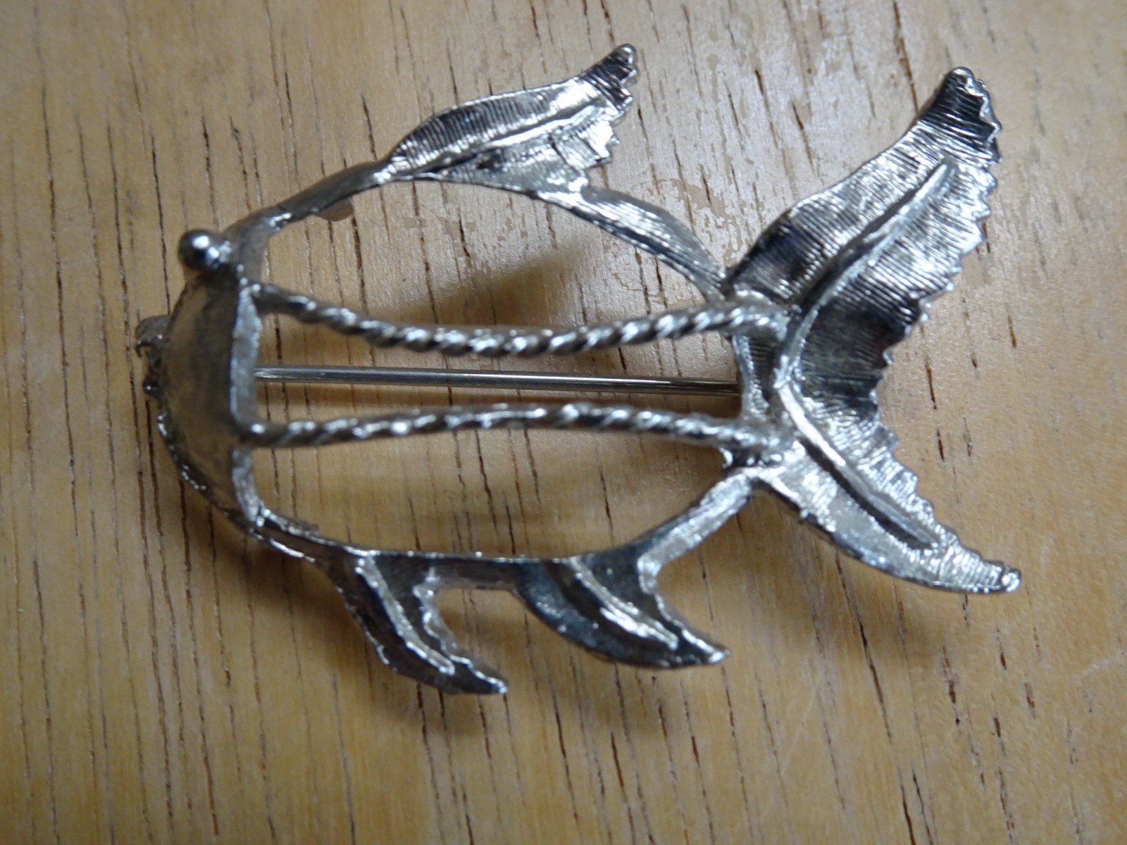 Fat Fish Rhodium Silver Plated Brooch 18x25mm Pronged Mount (pkg 12) 0166