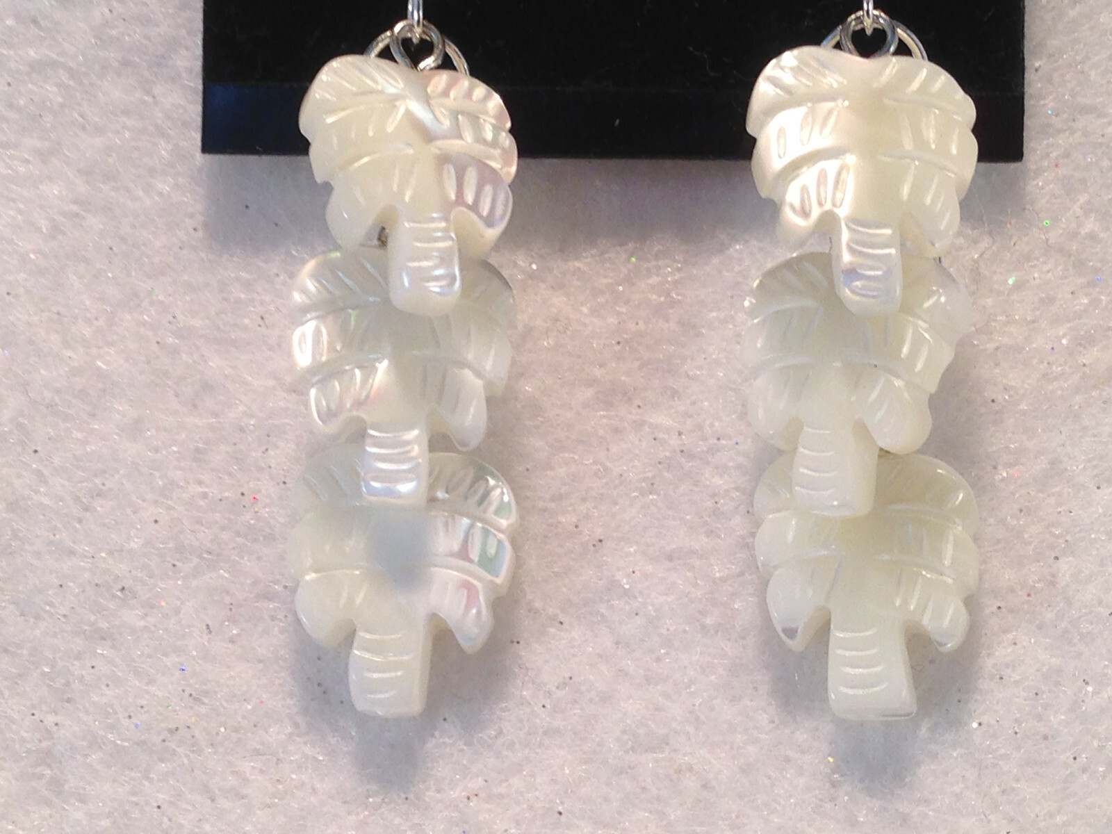 WHITE MOTHER OF PEARL CARVED PALM TREE DANGLE EARRINGS 80’s VINTAGE