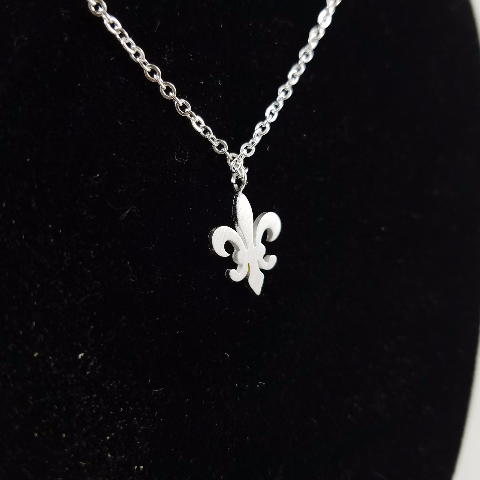 Fleur de Lis Saint Symbol SILVER Plated Necklace Gift Box Flower Lily Catholic