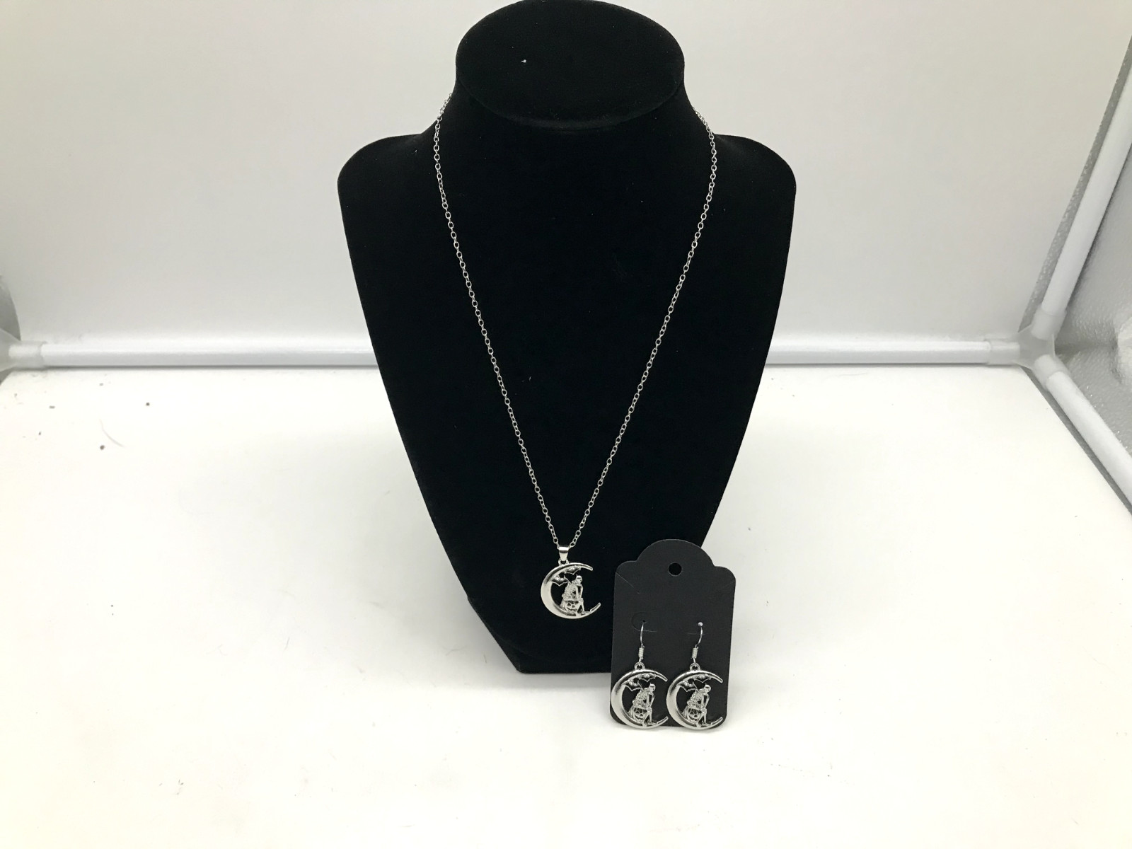 Metal 9in Halloween Thinking Skeleton Necklace & Earrings Set JEWLERY010
