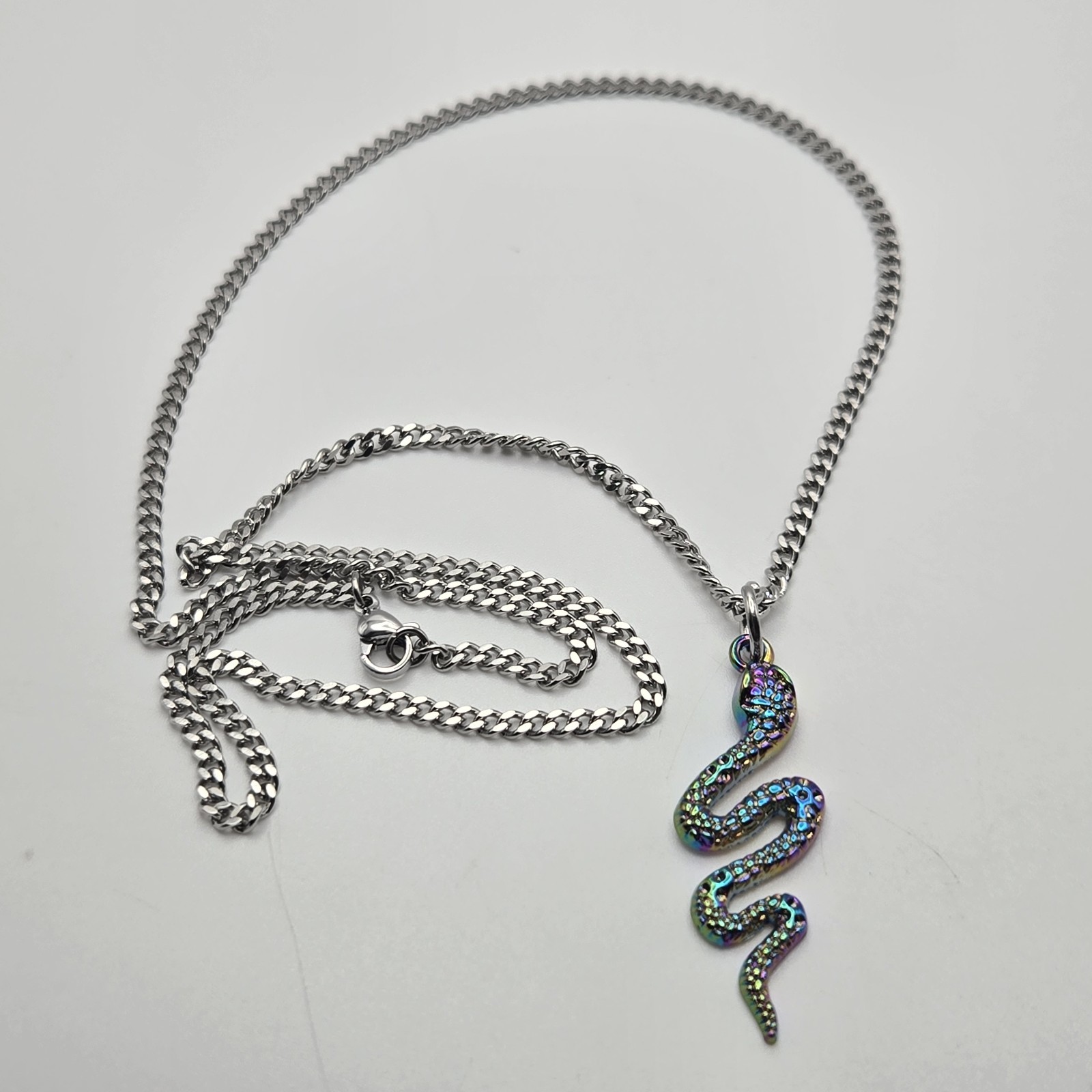 MULTI COLOR SNAKE CHARM / 18″-24″ STAINLESS STEEL CURB CHAIN NECKLACE