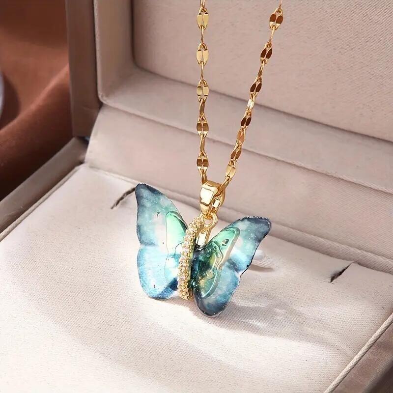 Collar con colgante de mariposa azul y circonita bañado en oro de 18 quilates