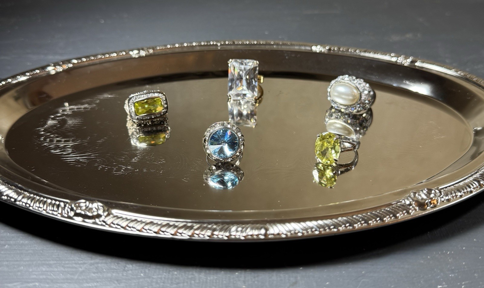 Assorted 5 fashion ring lot in mixed styles and sizes. Adjustable, 7, 8 and 9