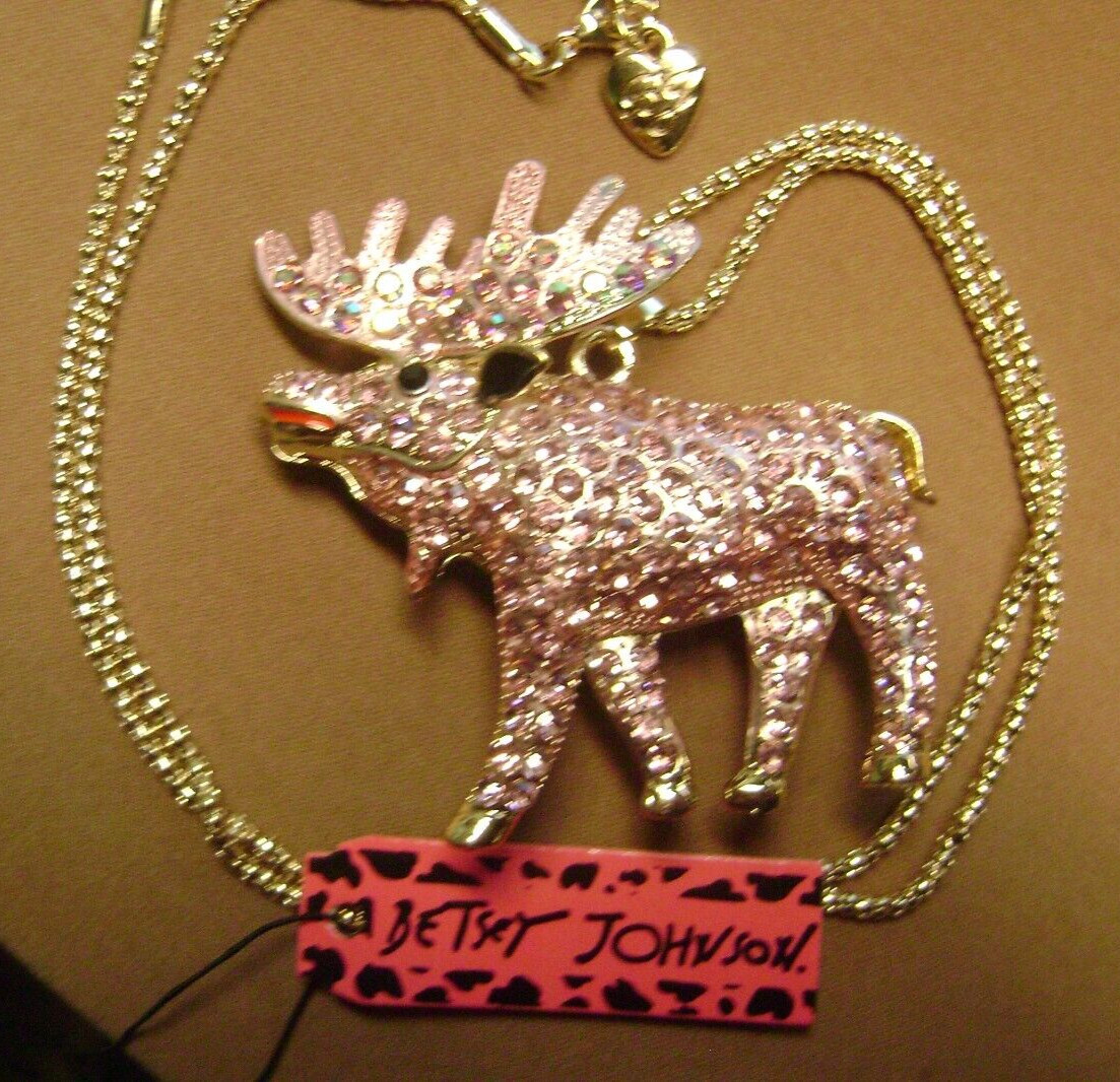 NWT- BETSEY JOHNSON PINK CRYSTAL ENAMEL MOOSE GOLD TONE PENDANT NECKLACE- USA