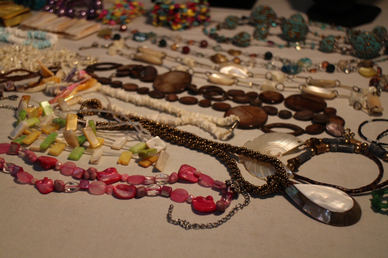SHELL COSTUME JEWELRY LOT — 4 LBS. 6 OZ.