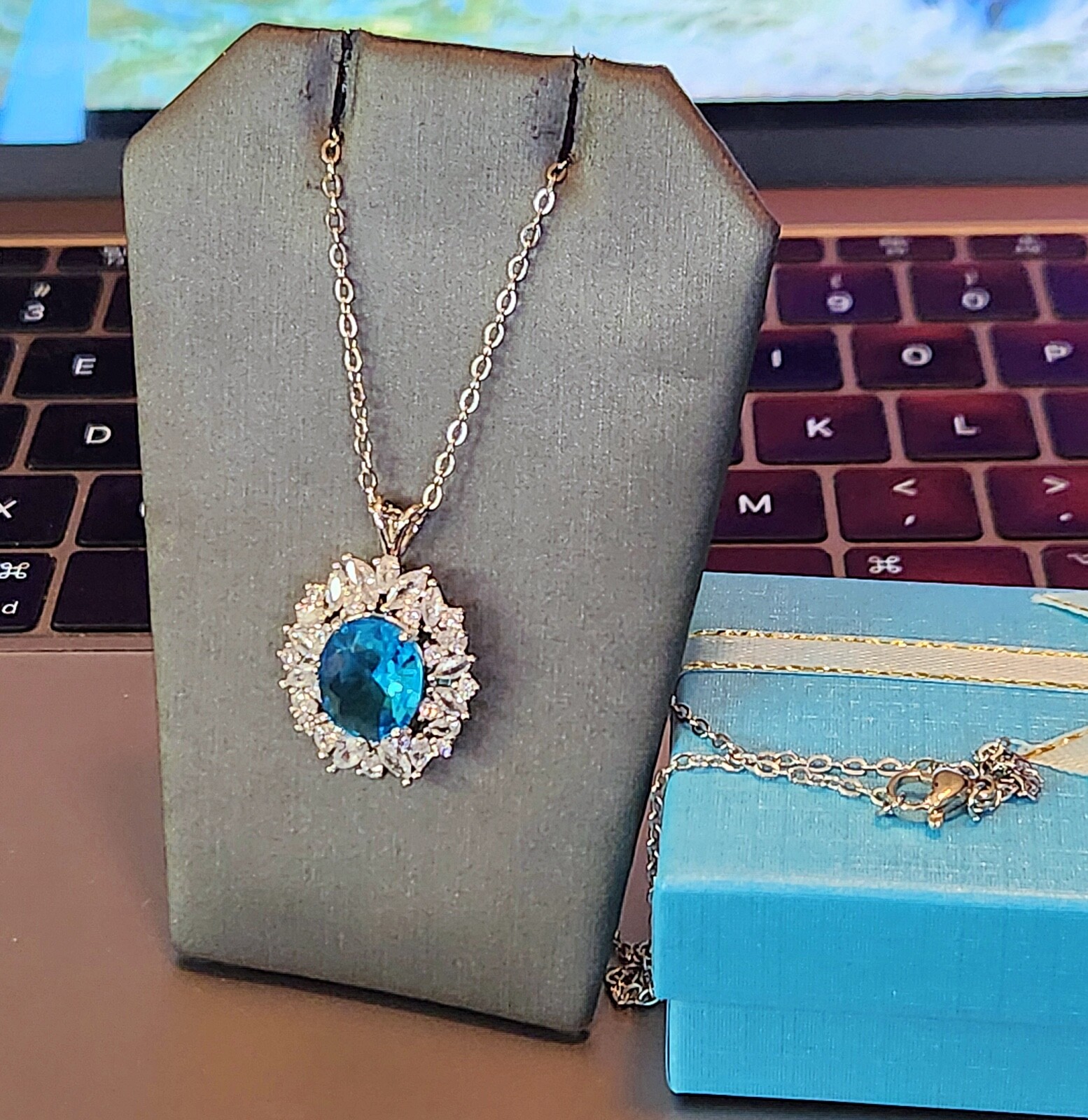 BEAUTIFUL LONDON BLUE & WHITE SAPPHIRE PENDANT w/ 18″ NECKLACE CHAIN