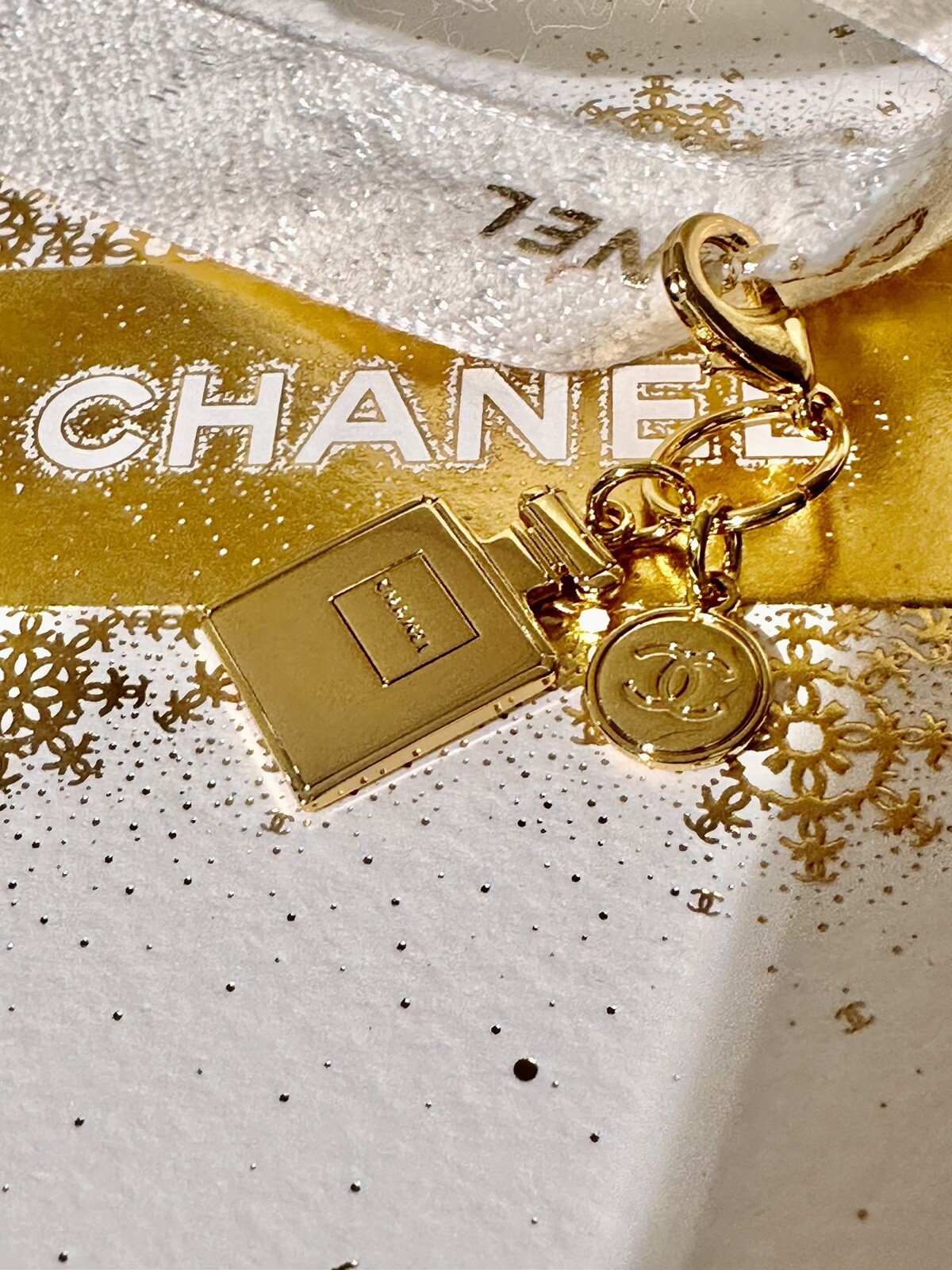 CHANEL Beauty Vip HOLIDAY CHANEL No 5 Gold Bottle Charm & Holiday Ribbon