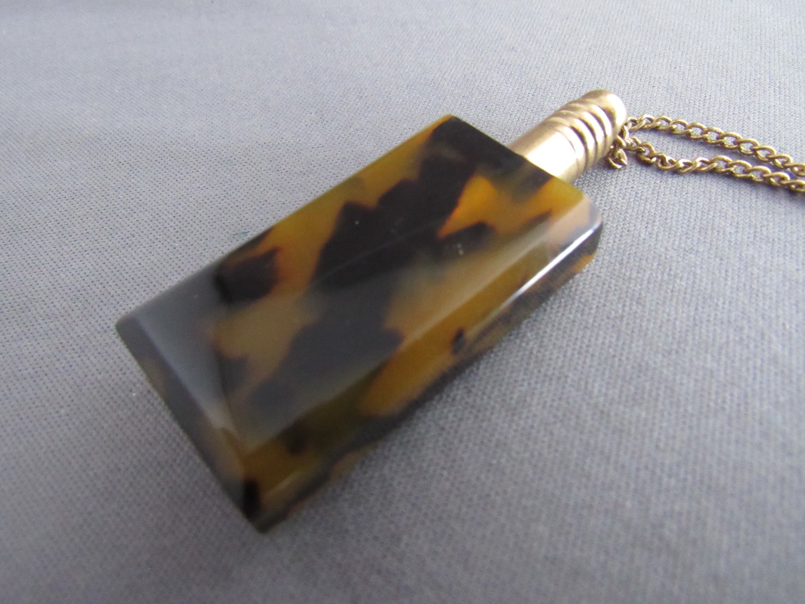 VINTAGE CABI GOLD TONE FAUX TORTOISE SHELL PERFUME BOTTLE PENDANT NECKLACE