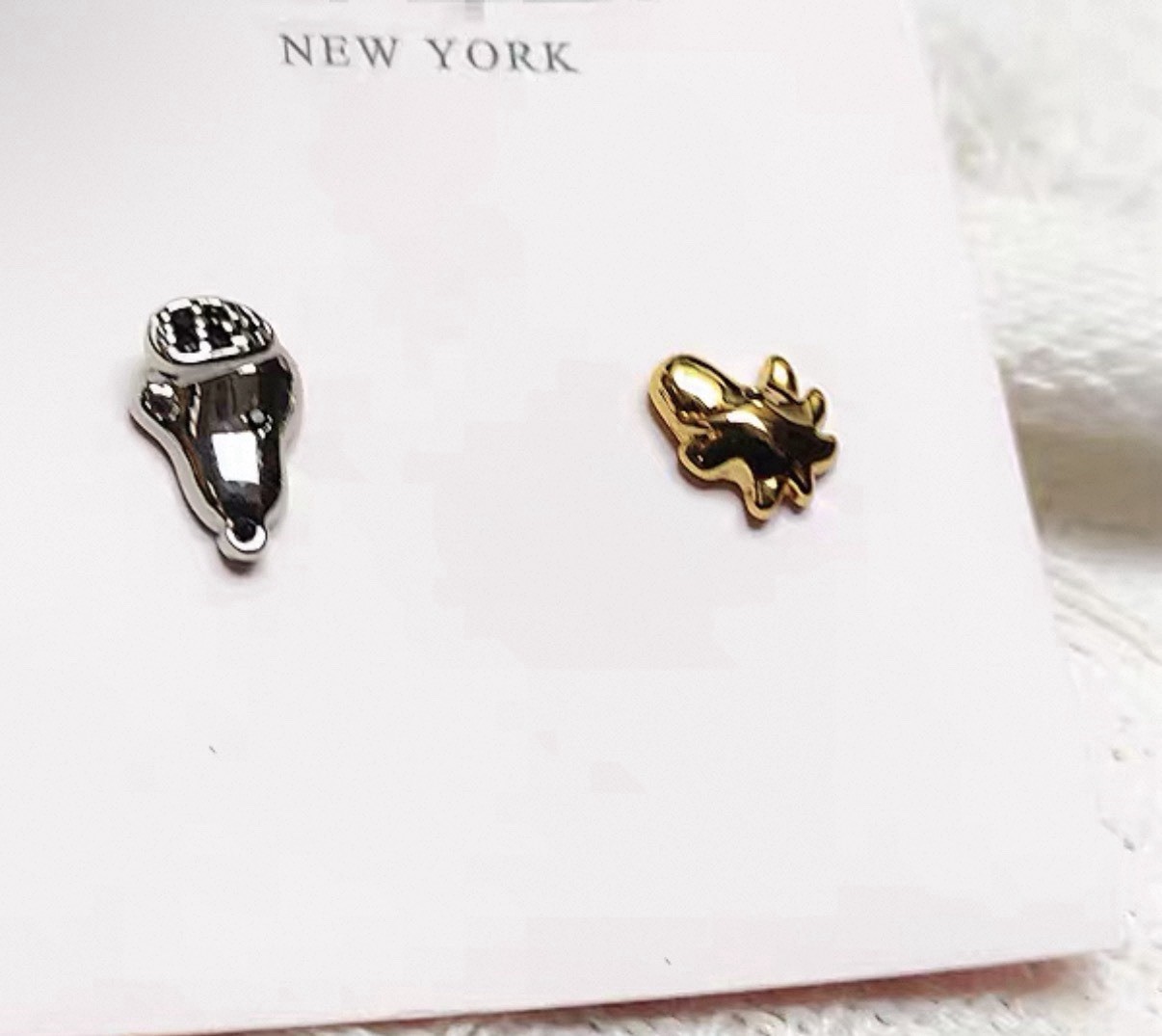 Peanuts x Kate Spade Snoopy Asymmetrical Studs Earrings. New! In Gold & Silver🤩