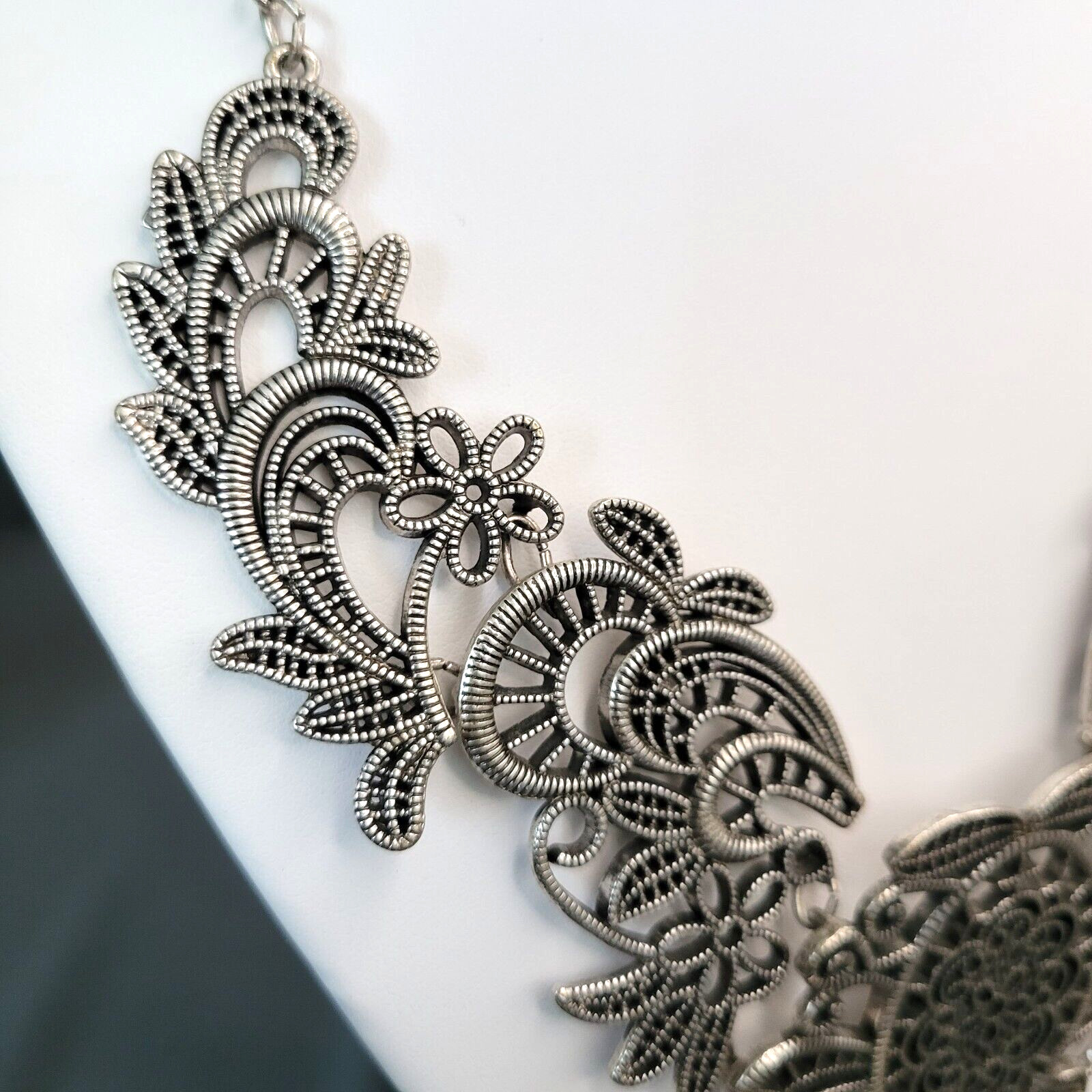 Women’s Statement Necklace Silver Tone Floral Bib Pendant Trace Chain Link 20″