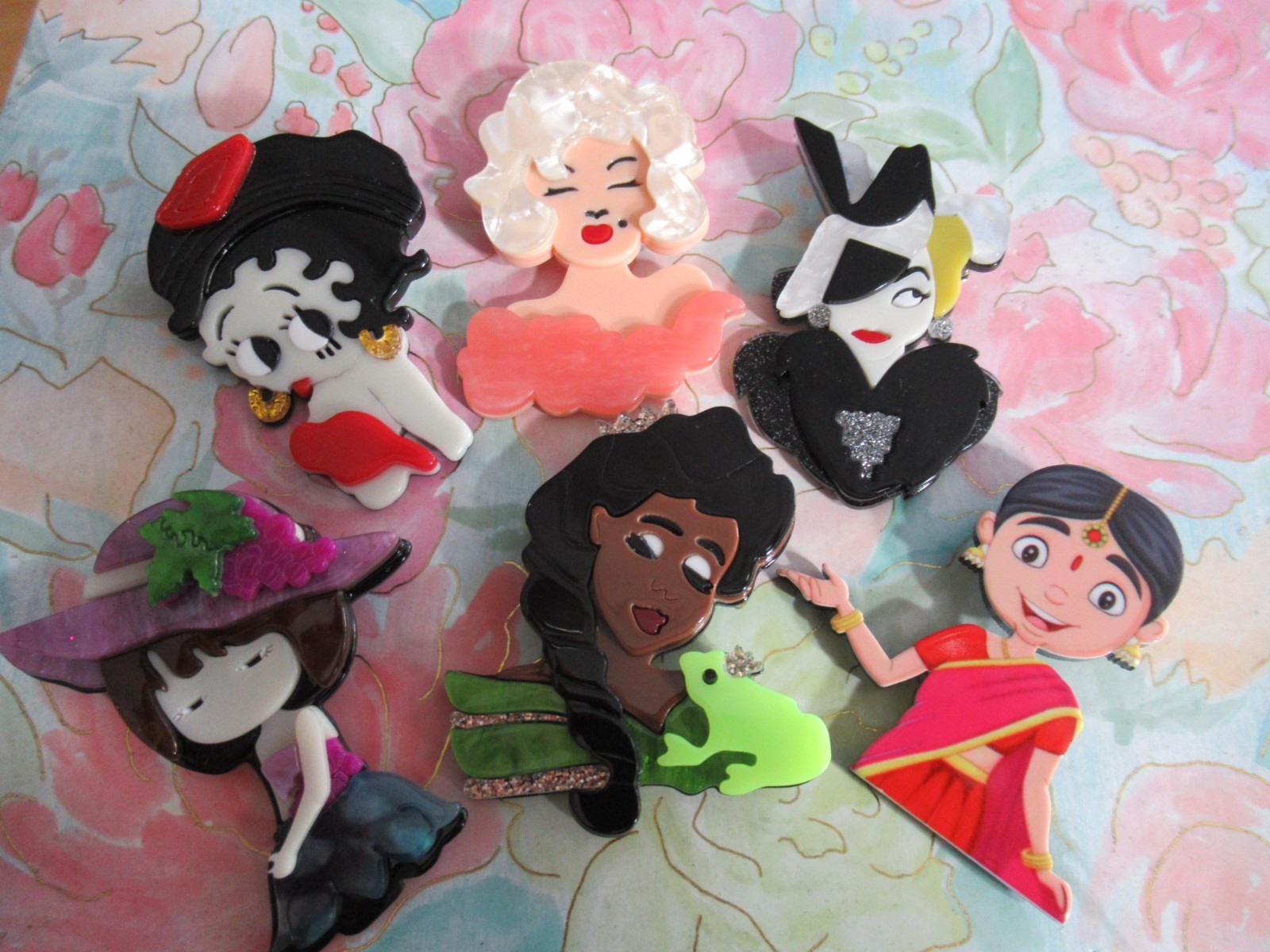 BEAUTIFUL PRINCESS GIRL LADIES WOMEN CHARACTER BROOCH CHOOSE YOUR FAVORITE! NEW