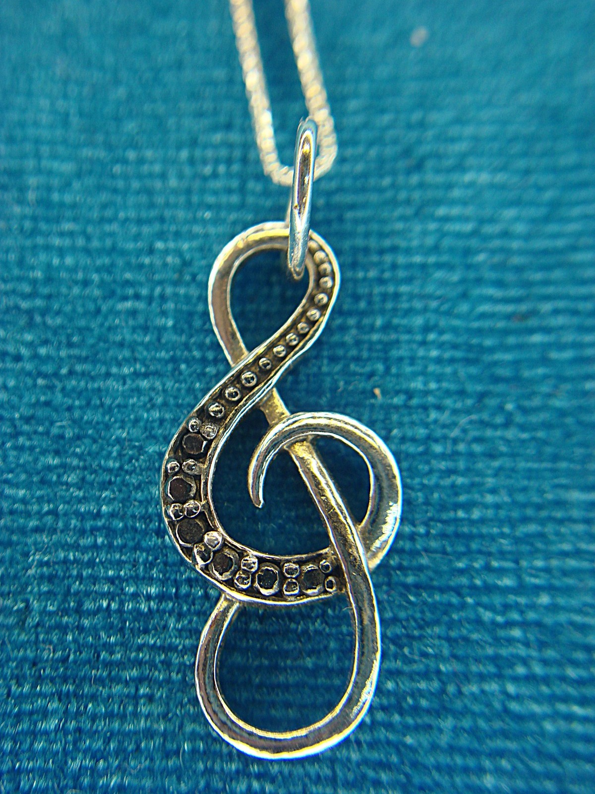 PRETTY STERLING SILVER NECKLACE WITH TREBLE CLEF PANDANT