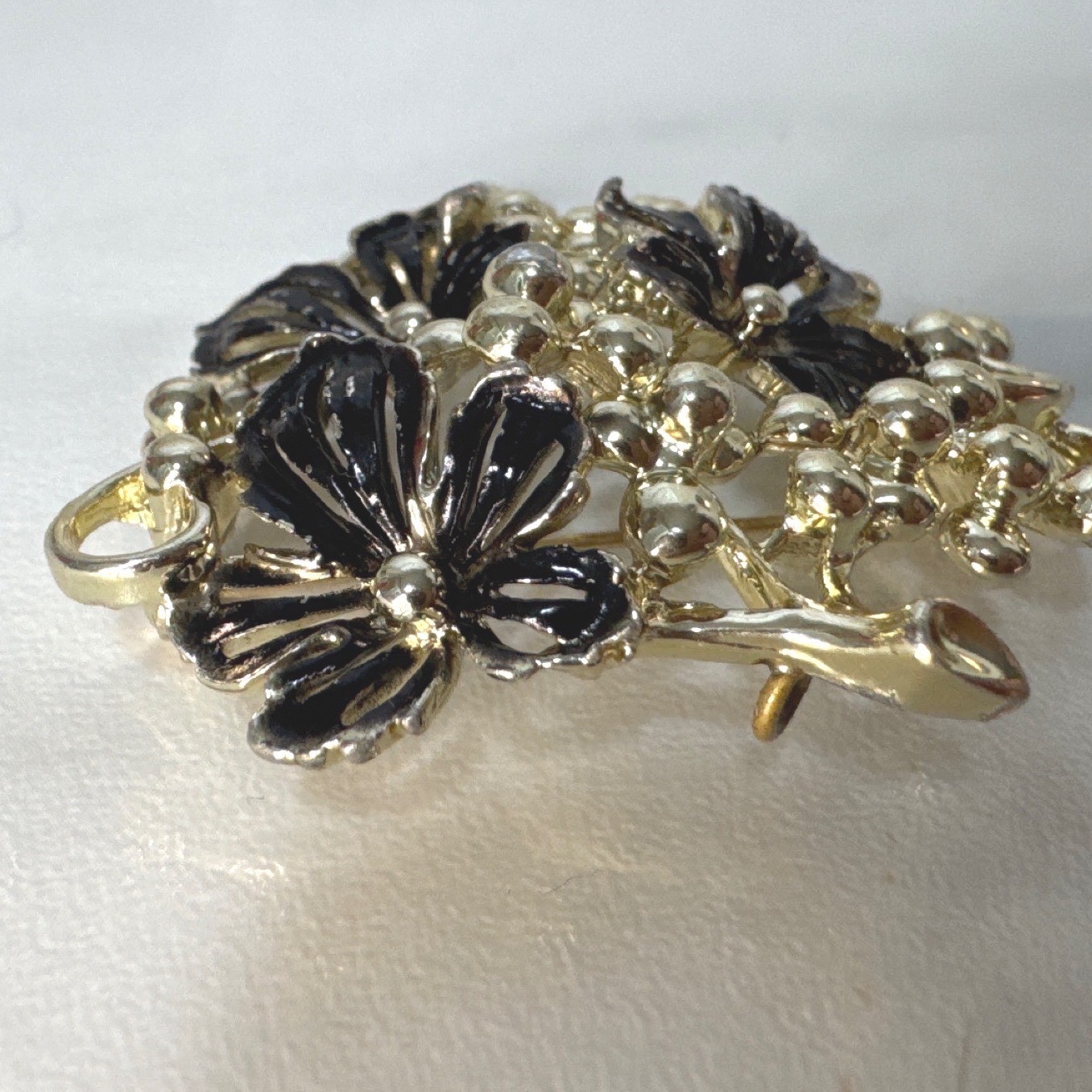 Vintage Sarah Coventry Gold Tone Black Floral Leaf Brooch Pin and Blk Earrings