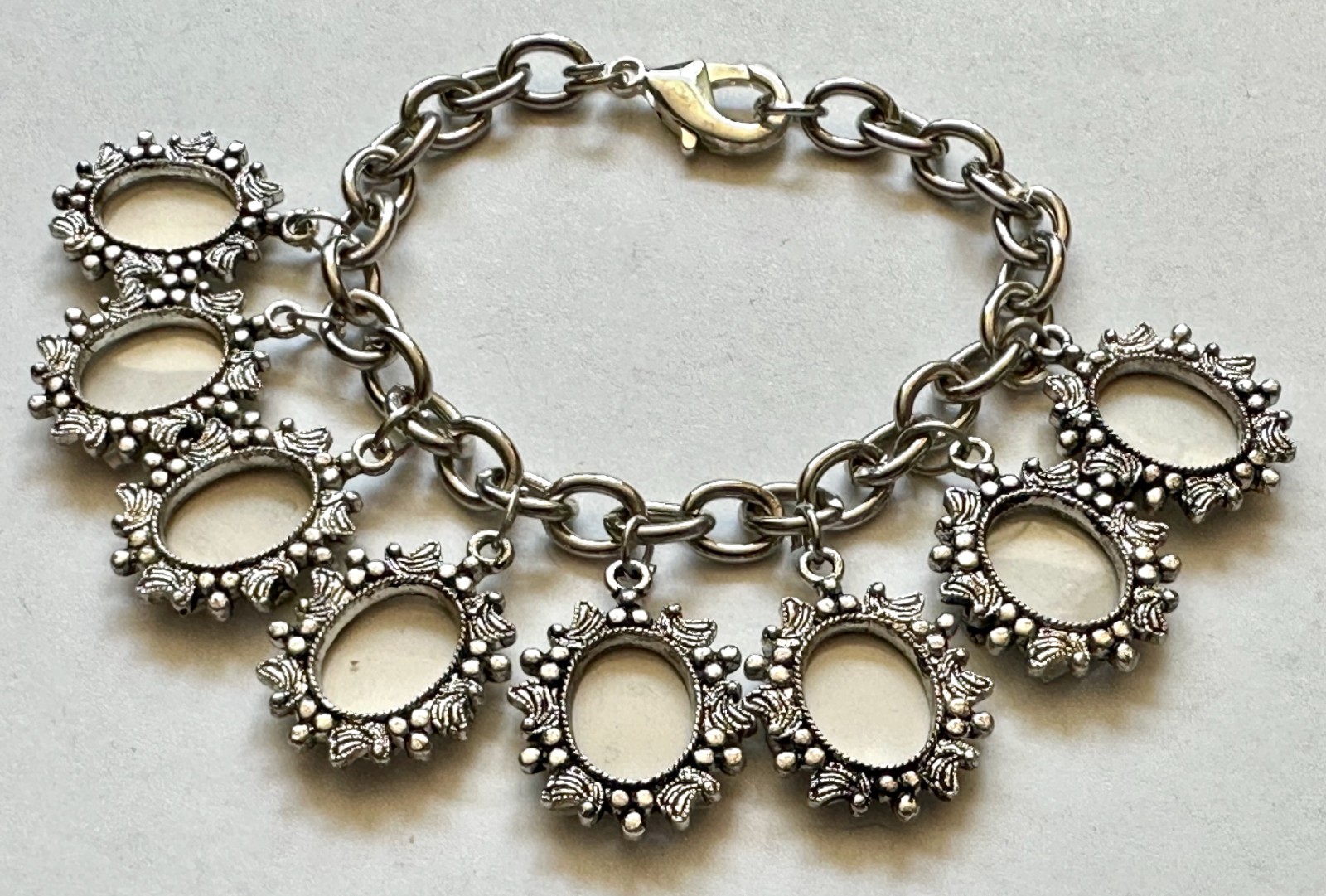 PHOTO PICTURE OVAL FRAME SILVER METAL 1″ CHARM 8 CHARM BRACELET 7 – 8″