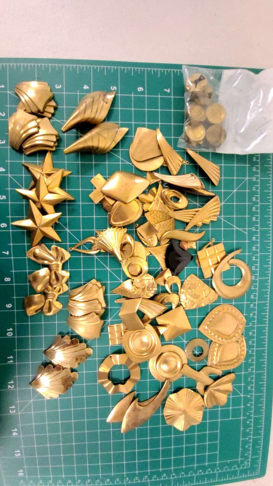Vintage Gold Tone Jewelry Lot 9oz Mixed Brooches Pins Shapes Crafting Destash