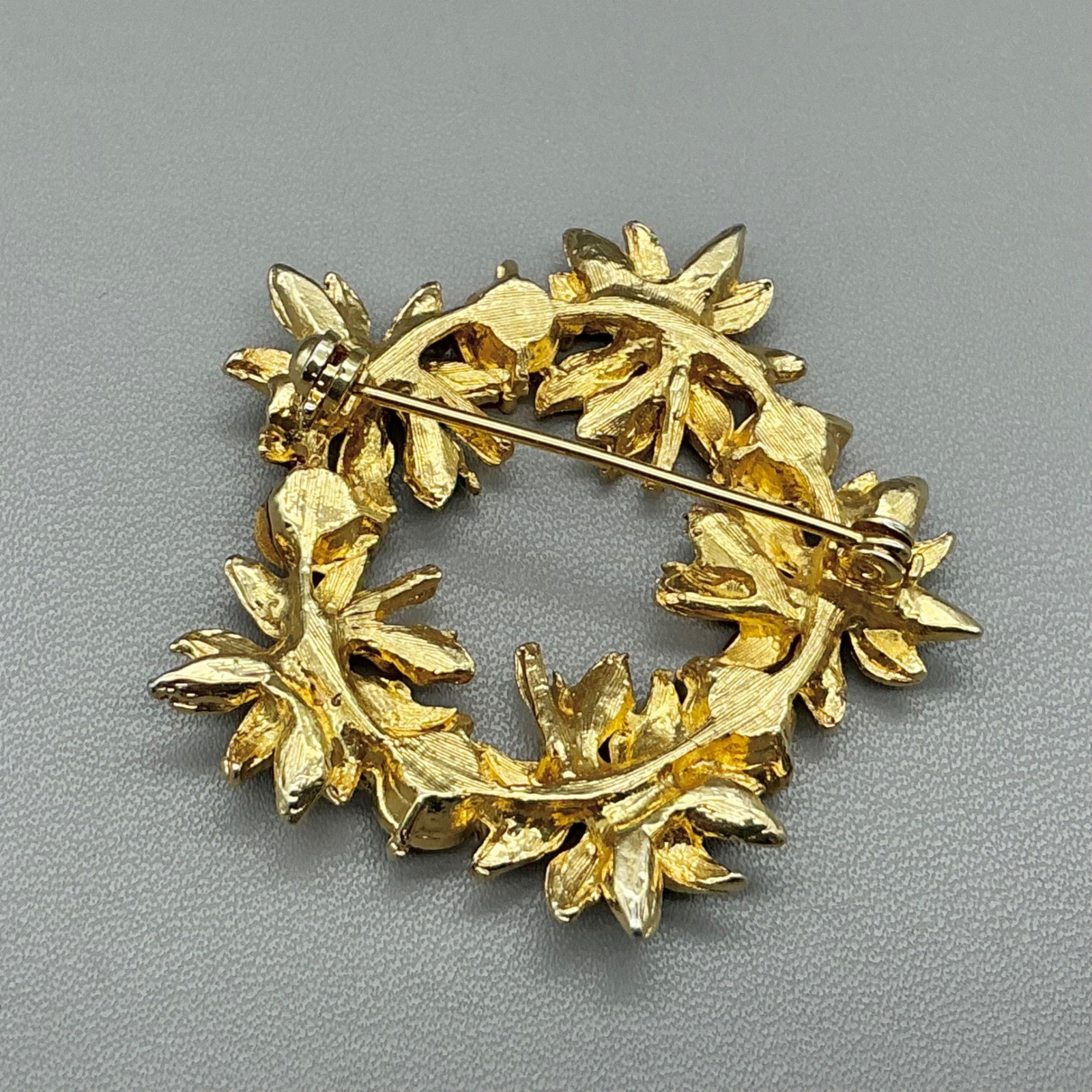 Brooch Women Red Green Gold Christmas Poinsettia Wreath Rhinestone Pin 1.75 Inch