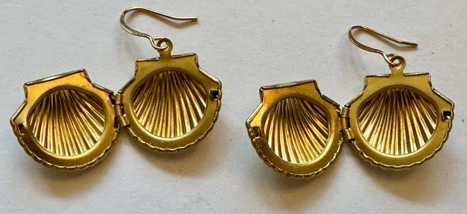 SEA SHELL LOCKET GOLD TONE METAL CHARM 3/4 OF 1″ EARRINGS