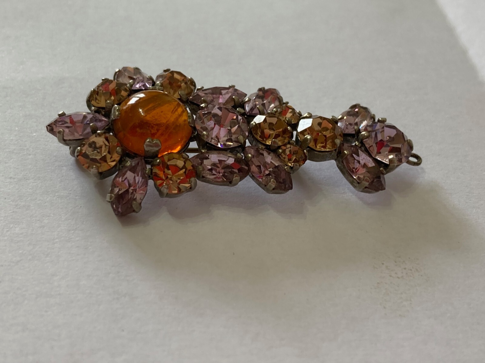 VECCHIA BIGIOTTERIA GIOIELLO SPILLA PINS CON PIETRE VARIE.1