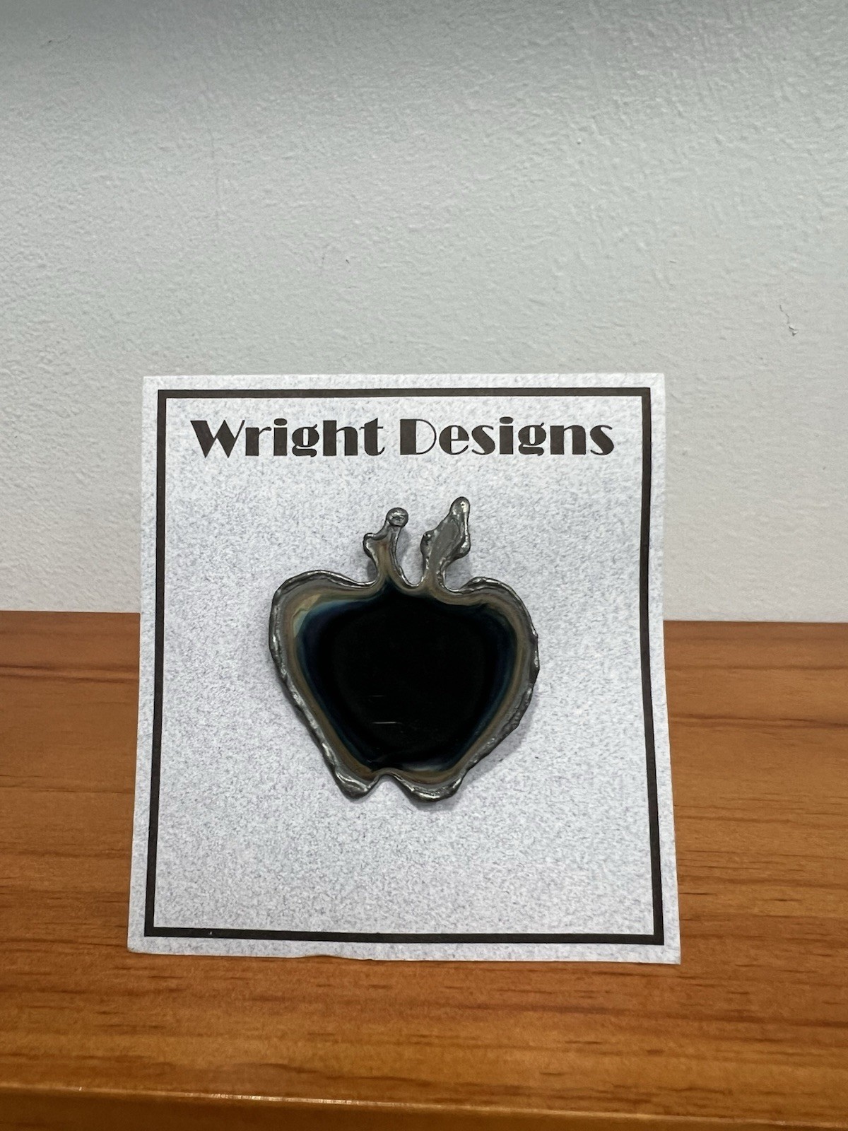 WRIGHT DESIGNS Metal Apple Brooch Pin NEW On Card 2 Scratches See Photo 7