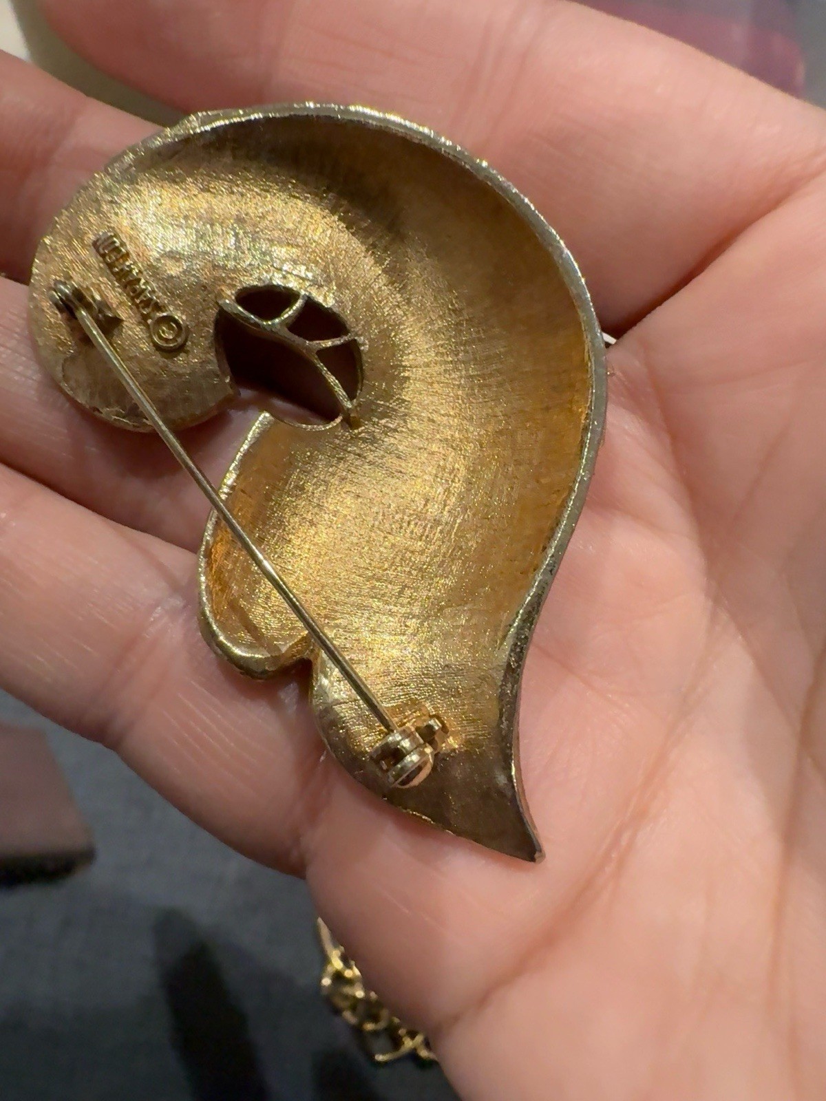 Gold Tone Metal Leaf Swirl Floral Brooch Pin, Flowers & Plants Theme, No Stone