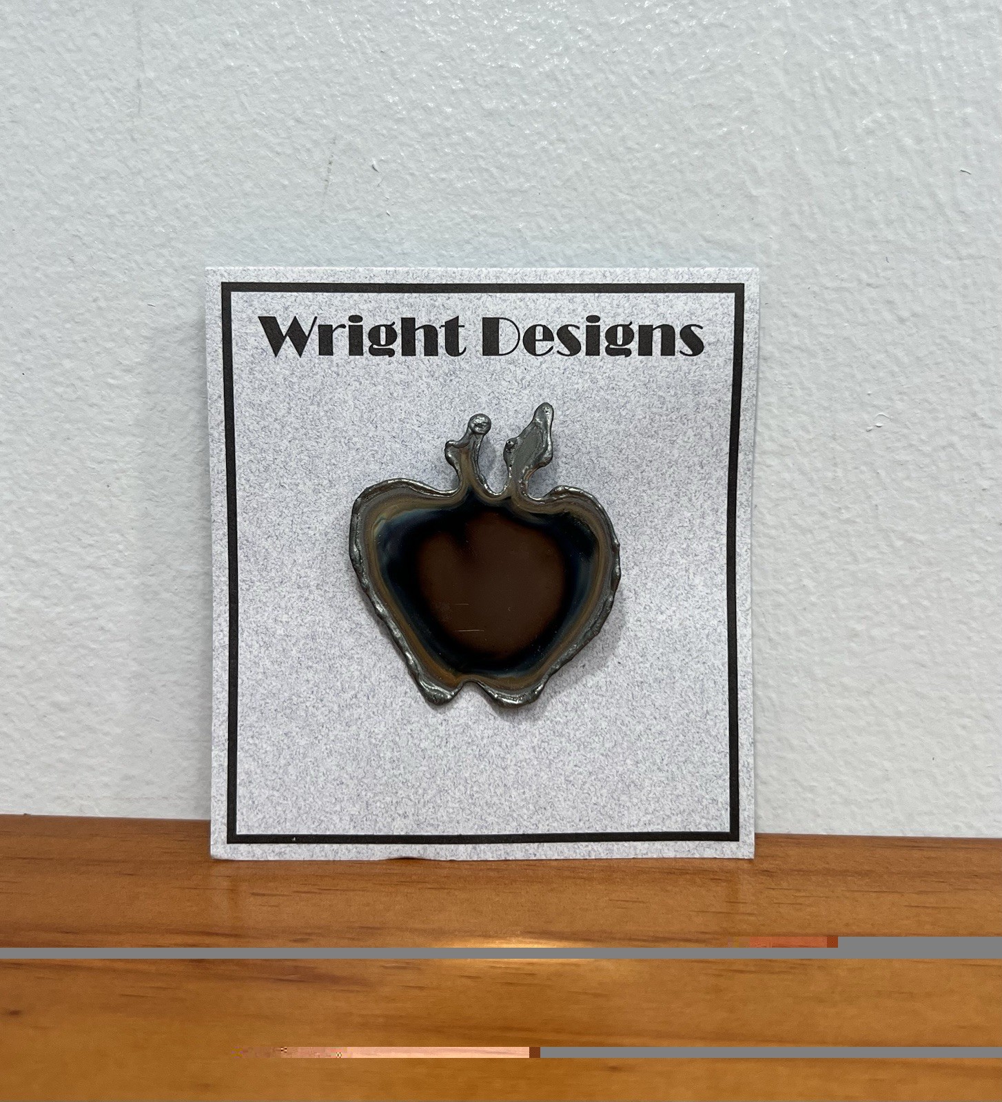 WRIGHT DESIGNS Metal Apple Brooch Pin NEW On Card 2 Scratches See Photo 7