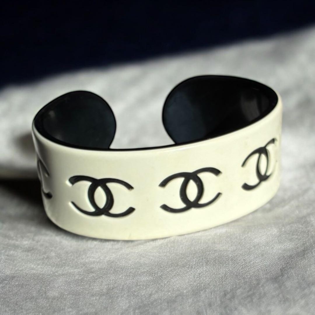 CHANEL Bangle Coco Mark White Cuff Logo Vintage Resin Fashion Iconic Access