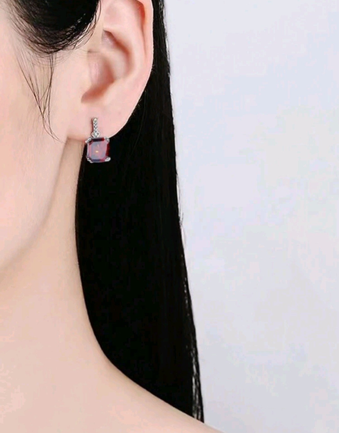 Elegant silver earrings, ideal for everyday wear and special occasions.