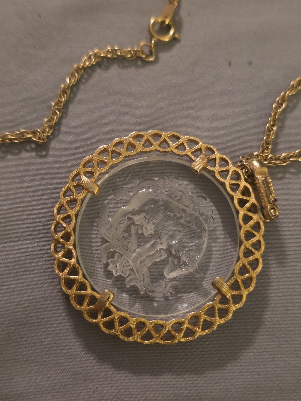 Avon Signed Gold Plated Rope Chain Necklace Round Clear Glass Animal Pendant